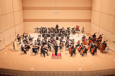 短大TOPスライド1　大学TOPスライド1　学内の音楽ホールでは～